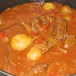 Goulash aux oignons et à la tomate