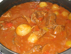 Goulash aux oignons et à la tomate